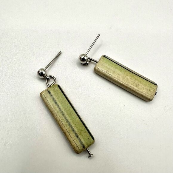 Green rectangular post drop earrings - Picture 5 of 8